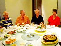 Essen in Gruppen um einen runden Tisch